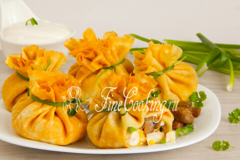 Готовое блюдо: Блинные мешочки с курицей и грибами