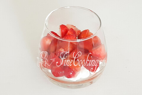 Десерт с клубникой, сливками и безе Итон месс (Eton mess). Шаг 16