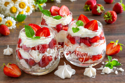 Готовое блюдо: Десерт с клубникой, сливками и безе Итон месс (Eton mess)