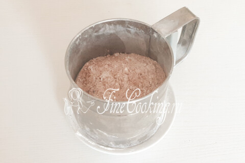 Домашний шоколадный торт со сливочным кремом и ягодами. Шаг 4