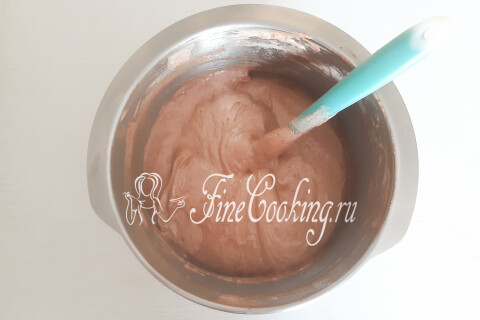 Домашний шоколадный торт со сливочным кремом и ягодами. Шаг 8