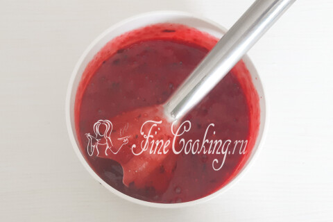 Домашний шоколадный торт со сливочным кремом и ягодами. Шаг 14