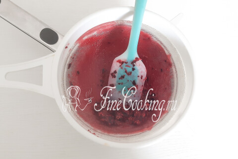 Домашний шоколадный торт со сливочным кремом и ягодами. Шаг 15