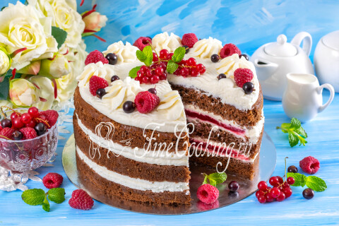 Готовое блюдо: Домашний шоколадный торт со сливочным кремом и ягодами на тарелке