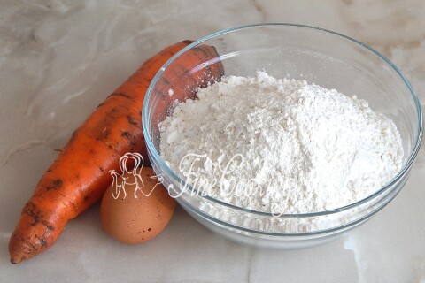 Продукты для морковной лапши: пшеничная мука, свежая морковь и куриное яйцо