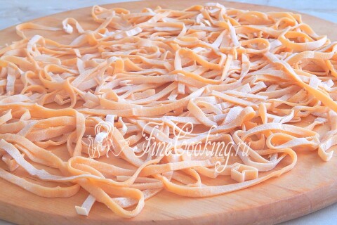 Спиральки лапши, разложенные на поверхности для просушки