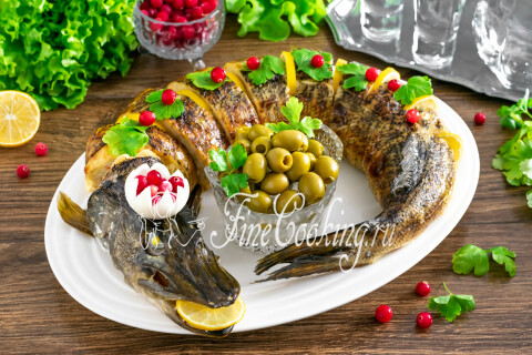 Готовое блюдо: Фаршированная щука в духовке целиком