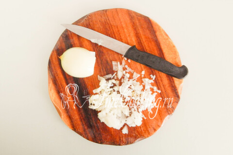 Фаршированные яйца Мимоза (с рыбными консервами и огурцом). Шаг 3
