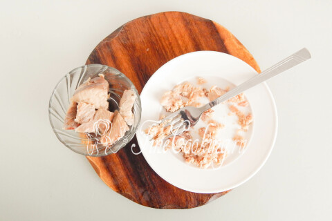 Фаршированные яйца Мимоза (с рыбными консервами и огурцом). Шаг 4