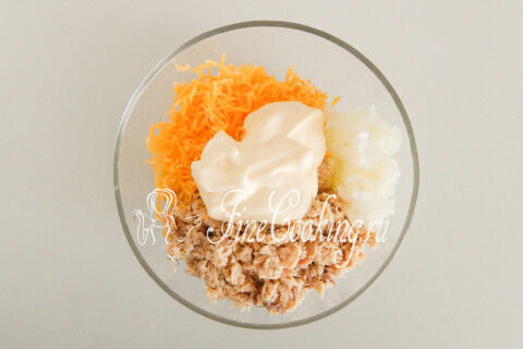Фаршированные яйца Мимоза (с рыбными консервами и огурцом). Шаг 6