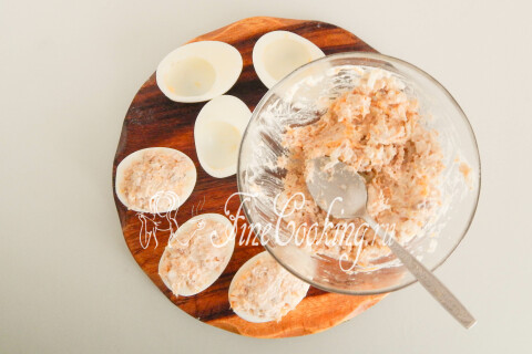 Фаршированные яйца Мимоза (с рыбными консервами и огурцом). Шаг 9