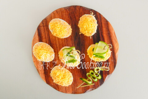 Фаршированные яйца Мимоза (с рыбными консервами и огурцом). Шаг 13