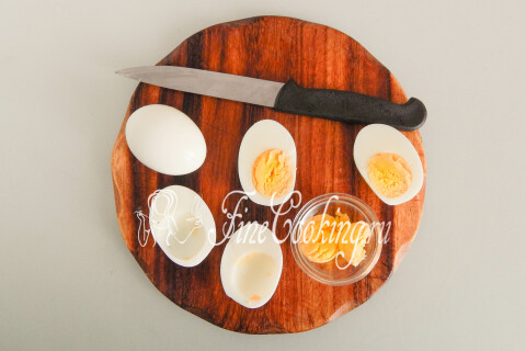 Фаршированные яйца Мимоза (с рыбными консервами и огурцом). Шаг 8