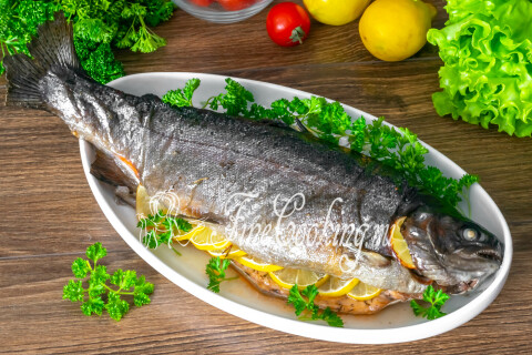 Готовое блюдо: Форель в духовке, запеченная целиком в фольге
