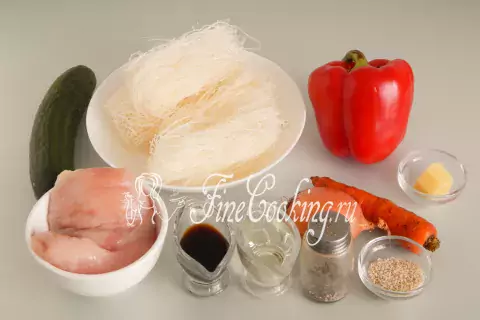 Фунчоза с курицей и овощами. Шаг 1