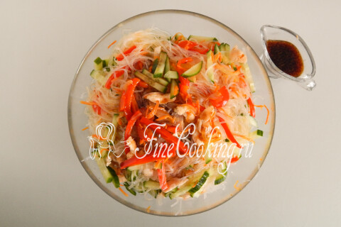 Фунчоза с курицей и овощами. Шаг 15