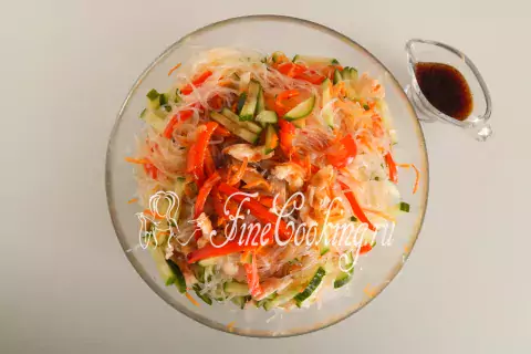 Фунчоза с курицей и овощами. Шаг 15