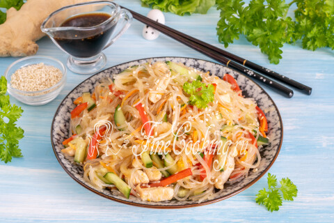 Готовое блюдо: Фунчоза с курицей и овощами
