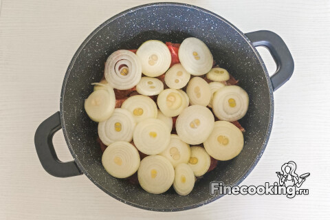 Лук, равномерно уложенный на мясо.