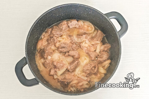 Мясо по‑кремлёвски после часа тушения: мягкий лук, ещё жёсткая говядина.