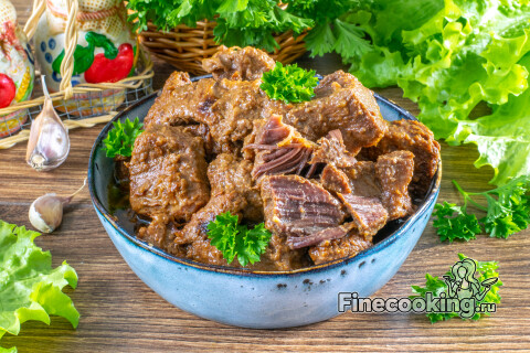 Подаваемая говядина по‑кремлёвски: мягкое мясо, разделяющееся на волокна, покрытое густым сливочно‑луковым соусом.