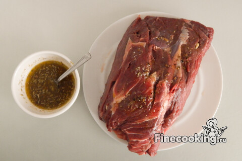 Намазывание говядины маринадом, втирание его в мясо