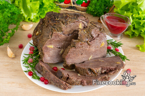 Готовая ароматная и сочная говядина, запечённая в духовке целым куском