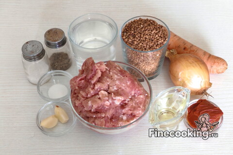 Ингредиенты для гречки по‑купечески: фарш, гречка, лук, морковь, чеснок, томатная паста и специи.