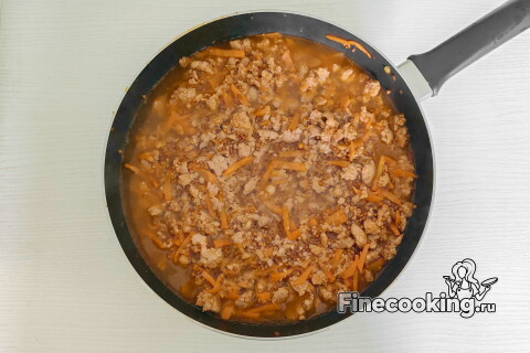 Содержимое сковороды залито кипятком, готовится под крышкой.