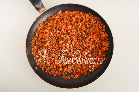 Гречка с курицей и грибами в горшочках. Шаг 10