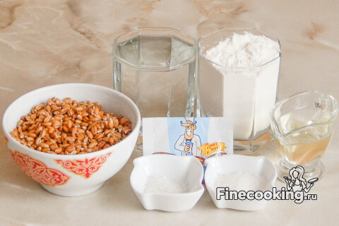 Пшеничная мука, пророщенная пшеница, дрожжи, соль, сахар и масло на столе
