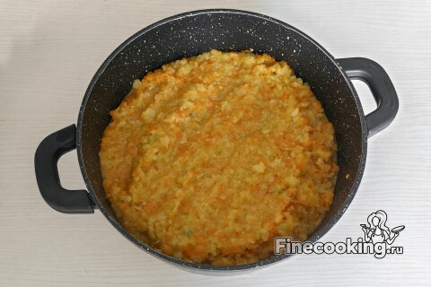 Густая масса из тушёных овощей в кастрюле под крышкой.