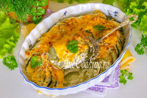 Готовое блюдо: Кабачки, запеченные в сметане с сыром и чесноком в духовке