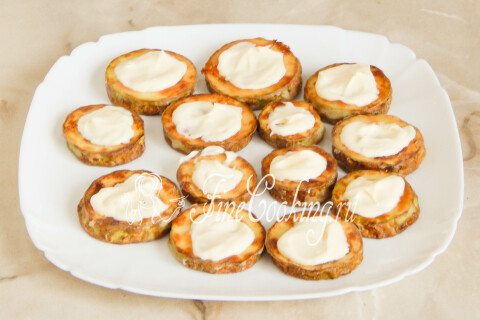 Жареные кабачки с чесноком и майонезом. Шаг 11
