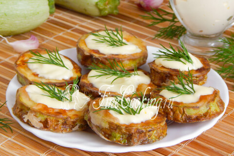 Готовое блюдо: Жареные кабачки с чесноком и майонезом