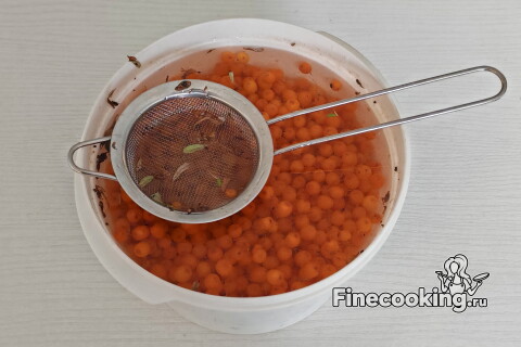 Мелкое сито с всплывшим мусором с поверхности воды