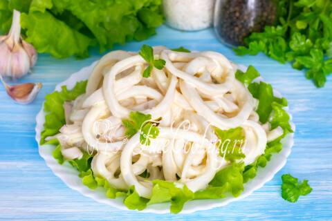 Готовое блюдо: Кальмары с майонезом и чесноком