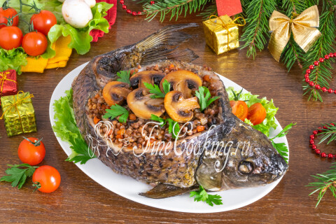 Готовое блюдо: Карп, запеченный с гречкой и грибами в духовке целиком