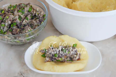 Картофельные пирожки с грибами. Шаг 10