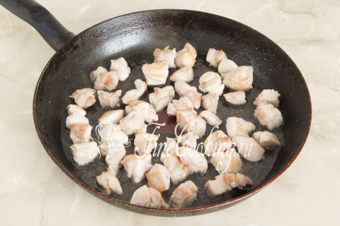 Картошка с курицей и грибами в горшочках. Шаг 3