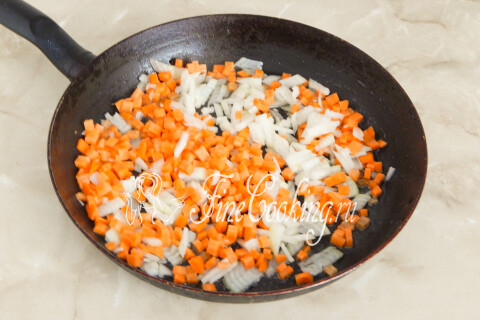 Картошка с курицей и грибами в горшочках. Шаг 7