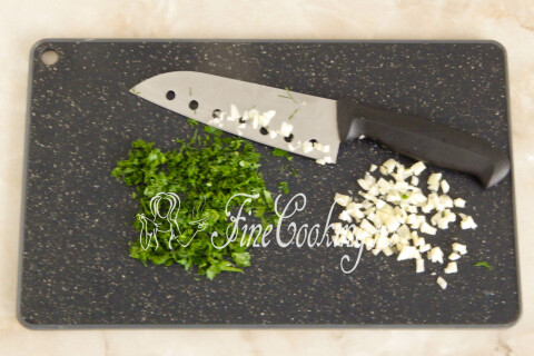 Картошка с курицей и грибами в горшочках. Шаг 11