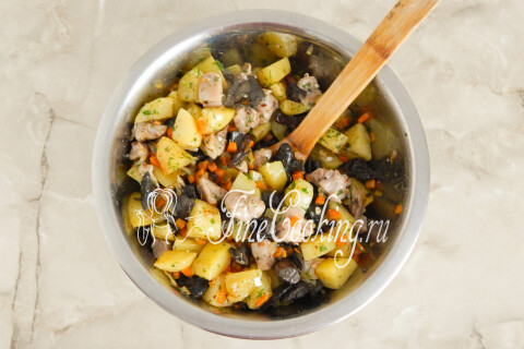 Картошка с курицей и грибами в горшочках. Шаг 15