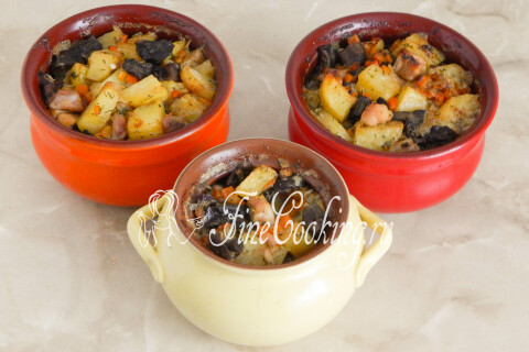 Картошка с курицей и грибами в горшочках. Шаг 19