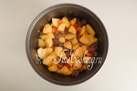 Картошка с тушенкой в мультиварке. Шаг 11