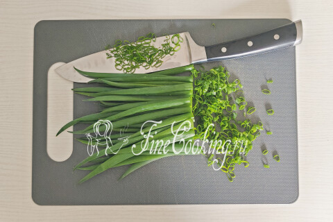 Слоеные лепешки с зеленым луком на сковороде (постные). Шаг 7