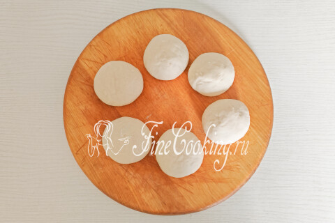 Слоеные лепешки с зеленым луком на сковороде (постные). Шаг 9