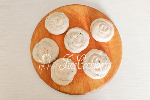 Слоеные лепешки с зеленым луком на сковороде (постные). Шаг 13