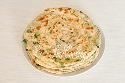 Слоеные лепешки с зеленым луком на сковороде (постные). Шаг 17