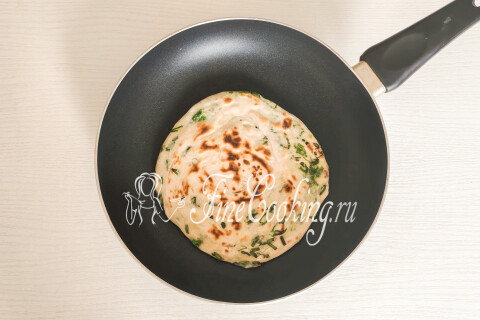 Слоеные лепешки с зеленым луком на сковороде (постные). Шаг 16